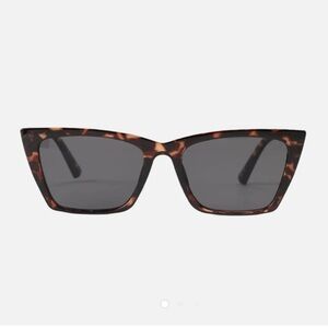 Beyond stranger the Kiara in classic Tort